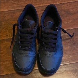 Nike mens black shoes